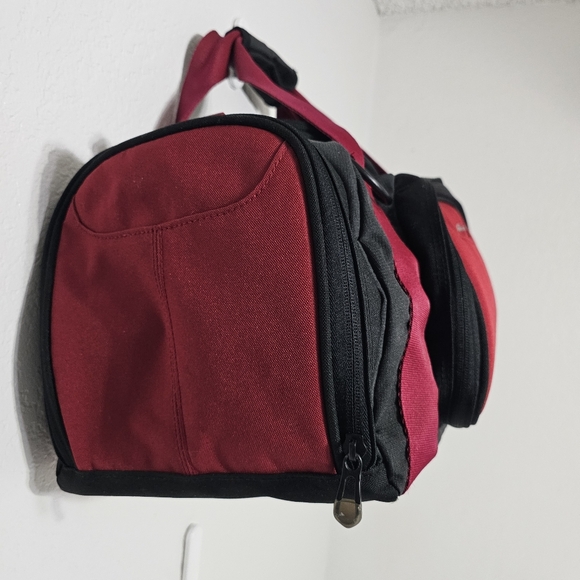 Eddie Bauer Red & Black Duffel Gym Bag Travel Overnight Weekender - Picture 2 of 6